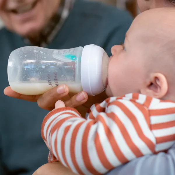 Philips AVENT Fľaša Natural Response s ventilom AirFree 260 ml, 1m+darček PETITE&MARS Miska 6m+