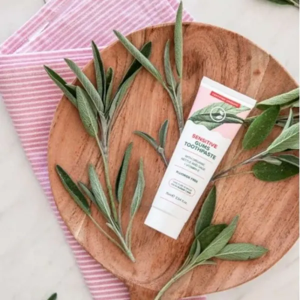 Prírodná remineralizačná zubná pasta Sensitive s „tekutou sklovinou“ Nordics Oral Care 75ml