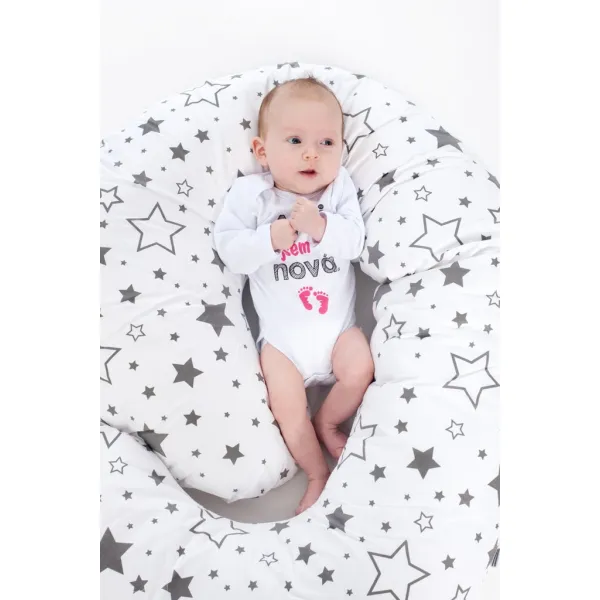 Univerzálny dojčiaci vankúš v tvare C New Baby hviezdy sivé