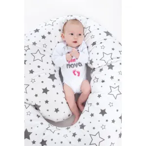 Univerzálny dojčiaci vankúš v tvare C New Baby hviezdy sivé
