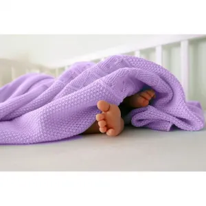 Mäkká pletená deka vo fialovej farbe
