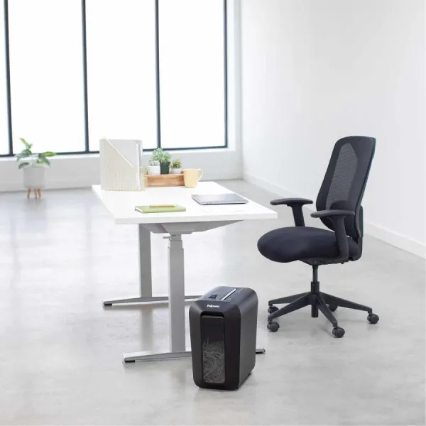 Skartovač Fellowes LX 65 P-4, Cross cut 4x40mm, 10 listov, 22l, Credit Card, čierny