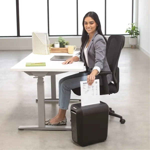 Skartovač Fellowes LX 65 P-4, Cross cut 4x40mm, 10 listov, 22l, Credit Card, čierny