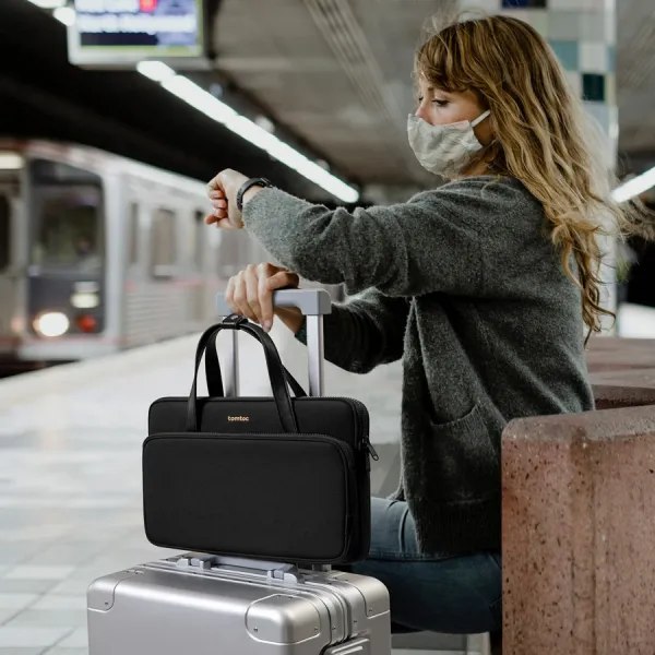 tomtoc Shoulder Bag - 14 "a 13" MacBook Pro / Air, čierna TOM-H22C1D1