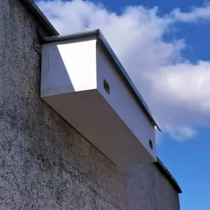 BAT-MAN Apus 2D búdka pre dážďovníky, dvojkomorová, borovica, biela, strieška plechová AP2DF NA