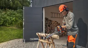 Akumulátorová reťazová píla Husqvarna 225i s akumulátorom a nabíjačkou