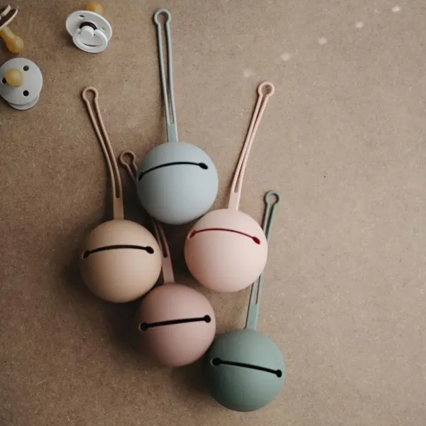 Mushie silikónové púzdro na cumlíky BLUSH