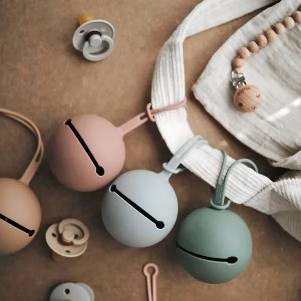 Mushie silikónové púzdro na cumlíky BLUSH