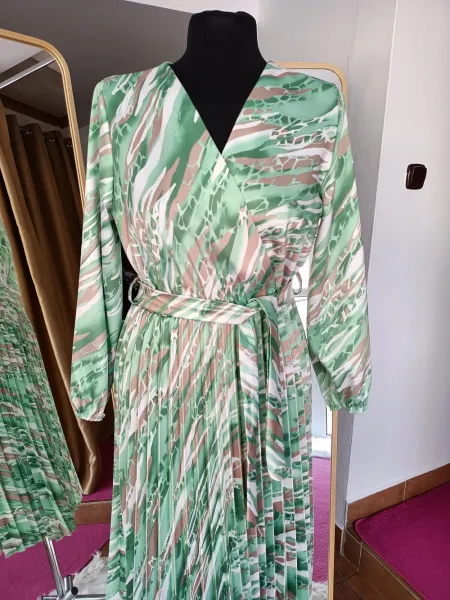 Vzorované šaty s plisovanou sukňou Farba: hnedá