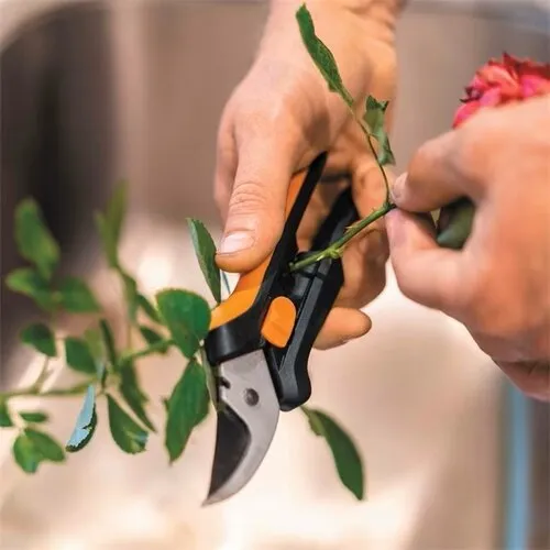 FISKARS 1051601 nůžky zastřihávací FLORAL SOLID 