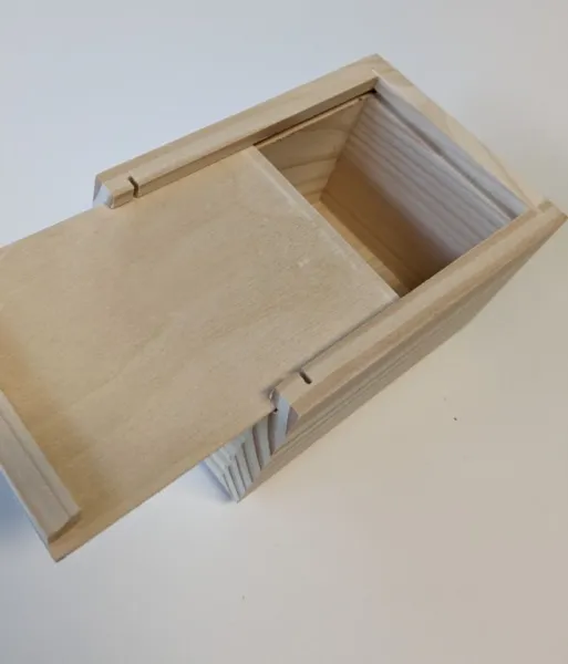 Drevená truhlička na mince, 13,5 x 8 x 10 cm