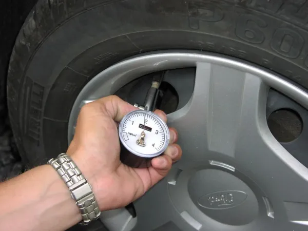 COMPASS Profesionálny merač tlaku v pneumatikách, 4 kg/cm2