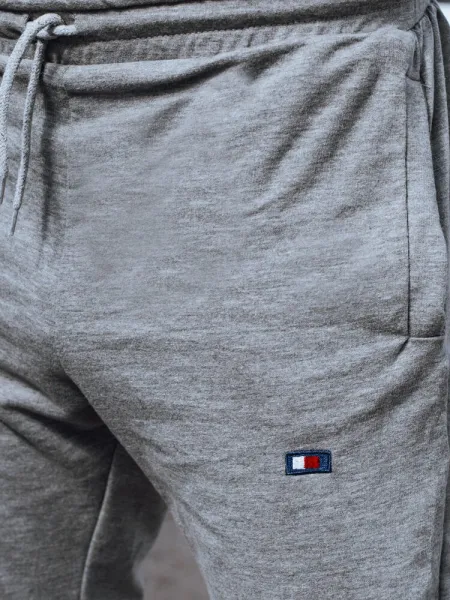 Pohodlné tepláky s logom šedé