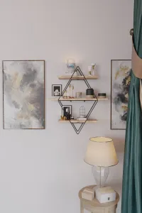 Hanah Home Nástenná polica Prizma smrek/čierna