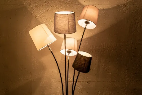 Stojací lampa LANSING Dekorhome Biela / hnedá