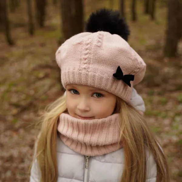 Fashionkids Dievčenský zimný set baretka a nákrčník s brmbolcom AMORA Farba: Sivá, Veľkosť: 48-50