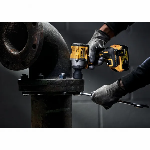 DeWALT DCF922N – AKU bezuhlíkový rázový uťahovač 18V, 406Nm, 1/2″ s poistnou guličkou, bez AKU a nabíjačky