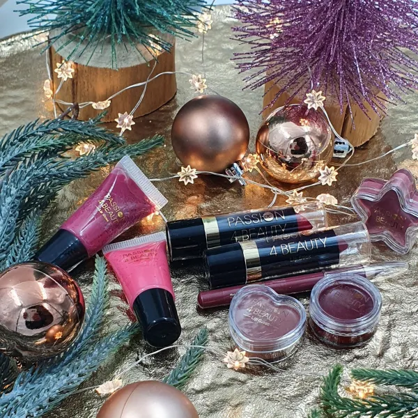 Accentra Advent Beauty Calendar GOLD 24 Days Adventný kalendár s 24 kozmetickými doplnkami a produktmi pre ženy