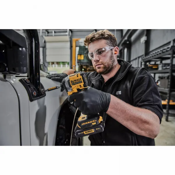 DEWALT 18V XR 1/4” Hex aku rázový uťahovák, 2x 5,0 Ah DCF850D2T-QW