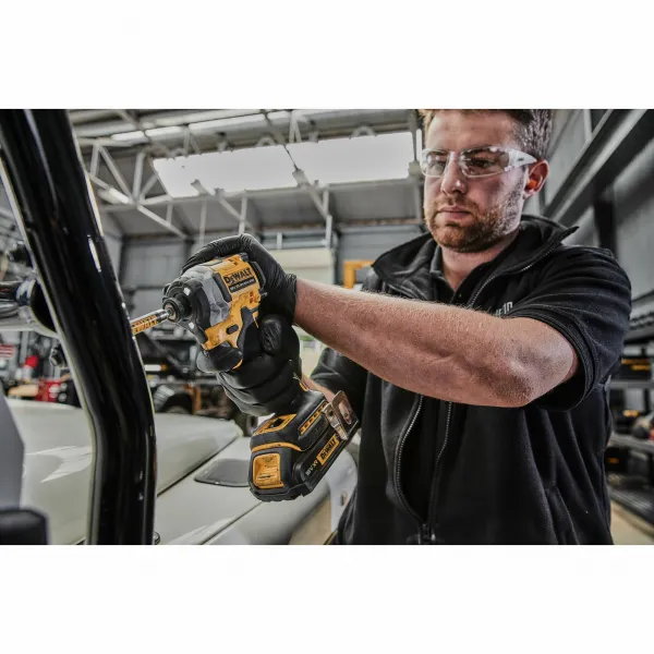 DEWALT 18V XR 1/4” Hex aku rázový uťahovák, 2x 5,0 Ah DCF850D2T-QW