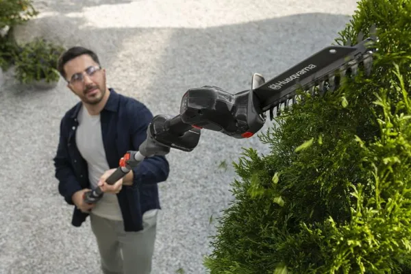 Husqvarna Zastrihávač na tyči Aspire™ SE20-P4A s tyčou Aspire™ P4A, akumulátorom a nabíjačkou