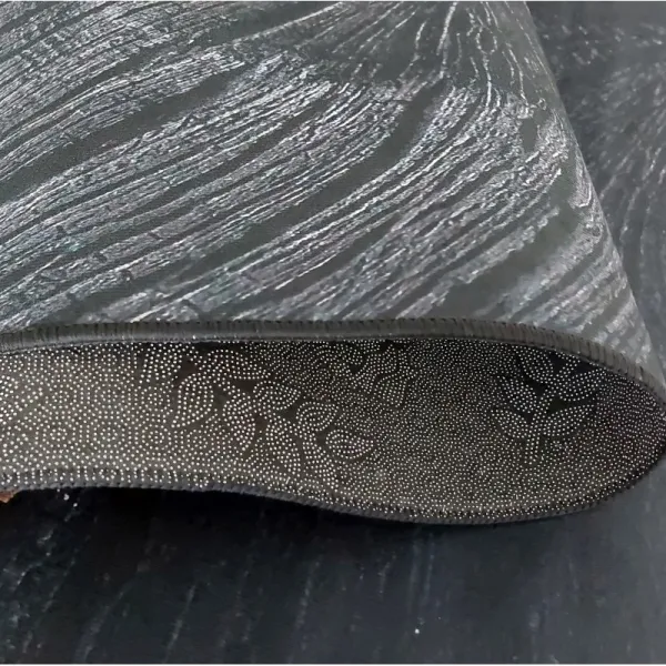 JednoduchýčiernykoberecsozaujímavýmdetailomŠírka:60cm|Dĺžka:100cm51074_105239
