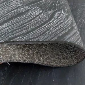 JednoduchýčiernykoberecsozaujímavýmdetailomŠírka:60cm|Dĺžka:100cm51074_105239