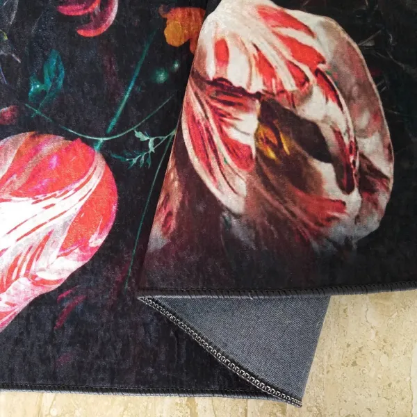 ProtišmykovýkoberecsočarujúcimkvetinovýmmotívomŠírka:80cm|Dĺžka:150cm46945_99593