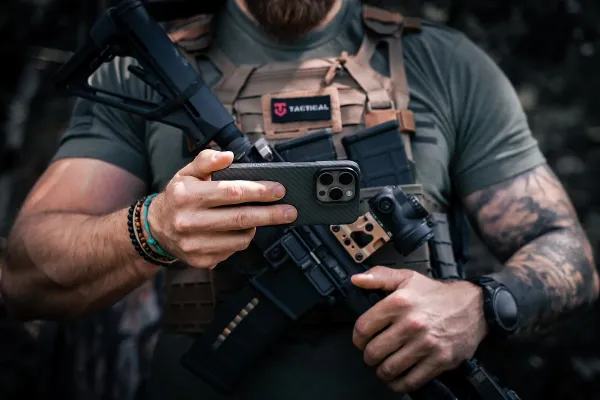 Tactical MagForce Aramid Kryt pre iPhone 16 Pro, Červený