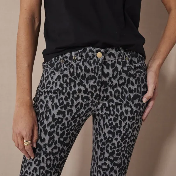 Úzke dlhé nohavice, leopardia potlač