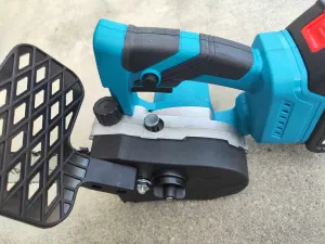 AMOEBA Šikovná výkonná jednoručná bez uhlíková 30cm píla s mazaním 2 x batéria kufor nabíjačka vhodná aj pre ľavákov 1 x lišta 1 x reťaz Batéria: 2ks batéria