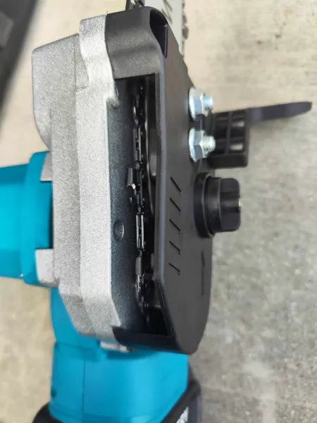 AMOEBA Šikovná výkonná jednoručná bez uhlíková 30cm píla s mazaním 2 x batéria kufor nabíjačka vhodná aj pre ľavákov 1 x lišta 1 x reťaz Batéria: 2ks batéria