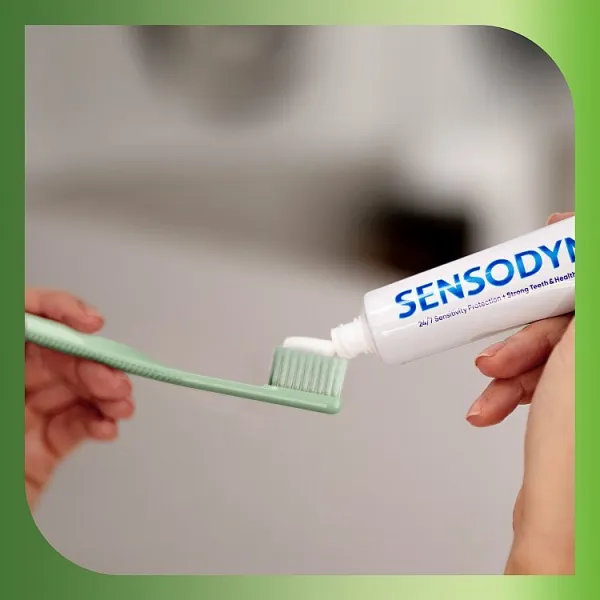 Sensodyne Nourish Healthy Clean zubná kefka