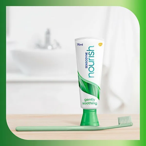 Sensodyne Nourish Healthy Clean zubná kefka