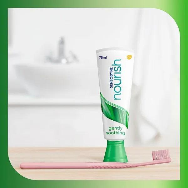 Sensodyne Nourish Healthy Clean zubná kefka