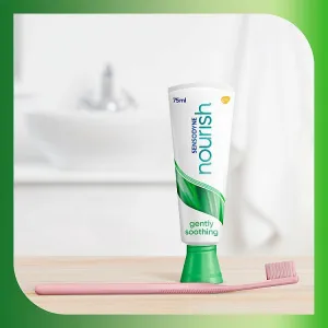 Sensodyne Nourish Healthy Clean zubná kefka