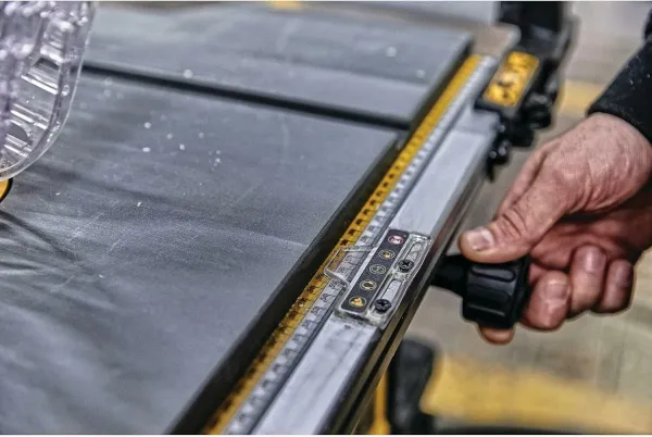 DEWALT Elektrická stolová píla 250 x 30 mm, 2 000 W DWE7492-QS