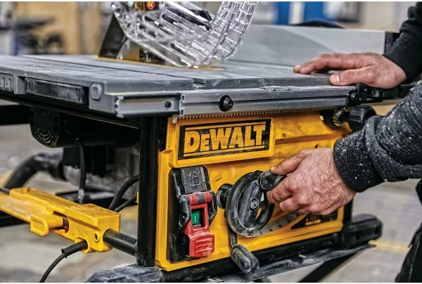 DEWALT Elektrická stolová píla 250 x 30 mm, 2 000 W DWE7492-QS