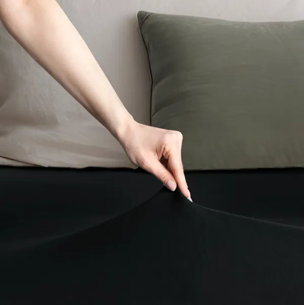 Bavlnené jersey prestieradlo s gumou DecoKing Amber čierne, veľkosť 160-180x200+30