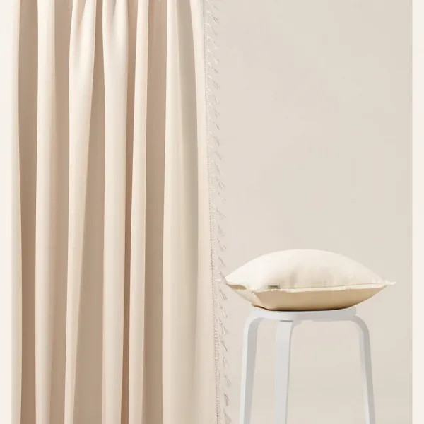 KrémovýzávesLaranariasiacupáskusostrapcami140x250cm