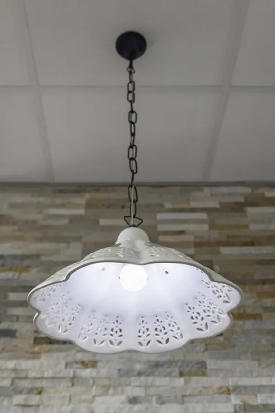 LAMPEDUSA závěsné svítidlo E27, 60W, 230V, keramické stínítko, mosazný řetěz MC011C