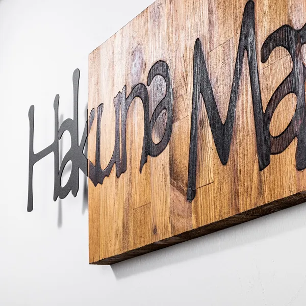Wallity Nástenná drevená dekorácia HAKUNA MATATA hnedá/čierna
