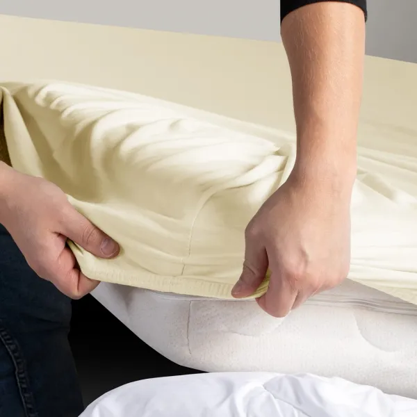 Bavlnené jersey prestieradlo s gumou DecoKing Amber krémové, veľkosť 80-90x200+30