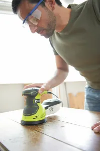 Excentrická brúska RYOBI ROS300A + 20 brúsnych papierov RY5133001142