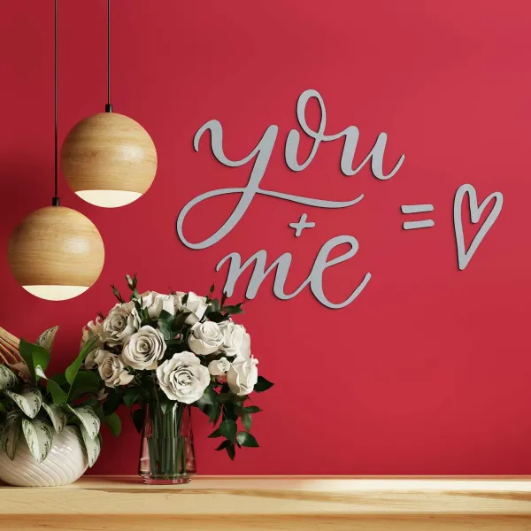 Krátky anglický nápis na stenu - You + Me