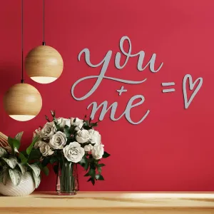 Krátky anglický nápis na stenu - You + Me
