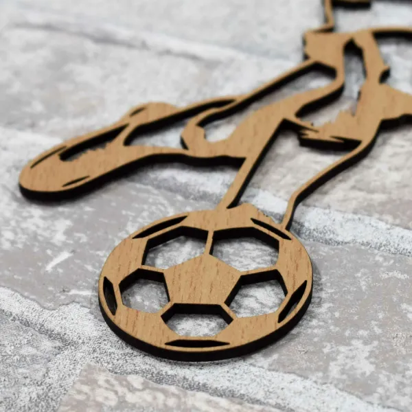 Drevená nálepka na stenu - Futbalista