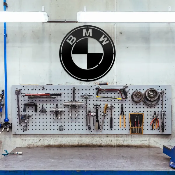 Drevené logo značky auta - BMW