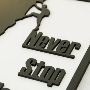 Drevený motivačný obraz s citátom - Never Stop Exploring