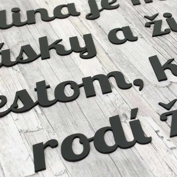 Drevený citát o rodine na stenu
